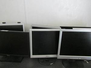 lot 333 image: Lot of computer monitors, gateway invision, dell etc. only one has cord