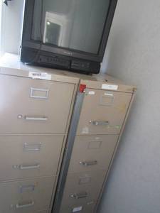 lot 339 image: Sony tube TV 22 and 2 metal filing cabinets 4 drawer 52x15x28