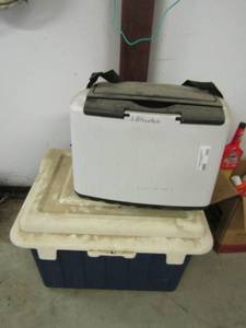 lot 369 image: 1 cooler with pic nic supplies 1 without