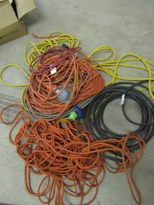 lot 374 image: Extension cables and shop light