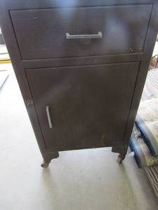 lot 43 image: Metal cart on wheels 1 drawer and 1 cabinet 35x20
