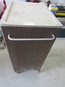 lot 44 image: Metal cart on wheels 1 drawer and 1 cabinet 35x20