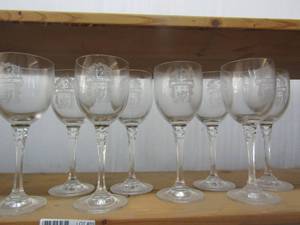 lot 89 image: MCMILLIAN WINE GLASSES W ETCHING 0 TALL  QTY 8