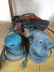 lot 74 image: Sanders x 3- B&D D5321, Makita BO4552 Ryobi 4R4938