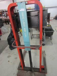 lot 5 image: Presto lift hydraulic lift truck #452 66T 48long 32w