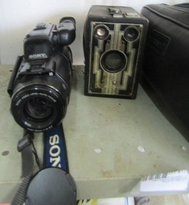 lot 120 image: Sony video camera CCD-FXY25 with case plus 616 brownie picture box