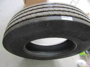 lot 137 image: Michelin 25580 R 22.5  XRV tire NEW