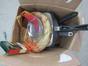 lot 181 image: Cast iron skillet 2 skillets square skillet drip pan set