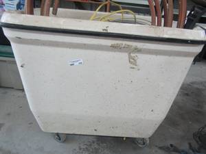 lot 409 image: LARGE WHITE ROLLING BIN - HARD PLASTIC ( LAUNDRY)  NO CONTENTS