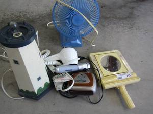 lot 411 image: BLUE TRAVEL FAN, MIRROR, HAIR DRYER RUBBER BOOTS