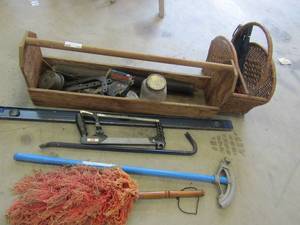 lot 412 image: ACE SAW, LEVEL, CROWBAR, WOODEN TOOL CADDY, BASKET W UMBRELLAS