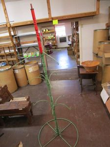 lot 41 image: UNIQUE HANGING RACK STAND