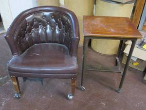 lot 25 image: VINTAGE LEATHER ACCENT CHAIR ON WHEELS, SIDE TABLE ON WHEELS.