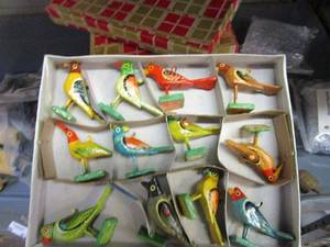 lot 70 image: BOXES OF HAND PAINTED BIRDS AND MISC HANGING HOME DECOR