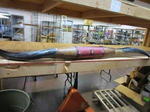 lot 94 image: LONGHORN DECOR , LEFT HORN DETACHED EASLY FIXED.