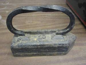 lot 114 image: ANTIQUE LATE 1800S TO EARLY 1900S CAST IRON SAD IRON