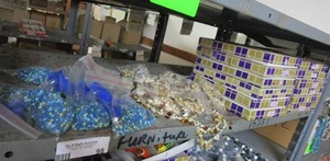 lot 98 image: BEADED NECKLACES NEW IN PACKAGING AND BOXES OF HAND PAINTED BIRDS