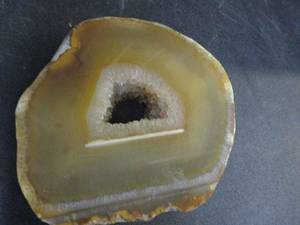lot 146 image: BEAUTIFUL YELLOW HUE GEODE