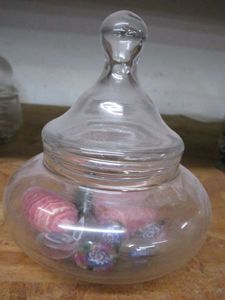 lot 173 image: VINTAGE GLASS JAR WITH POLISHED ROCKS AND GLASS BEADS.&nbsp