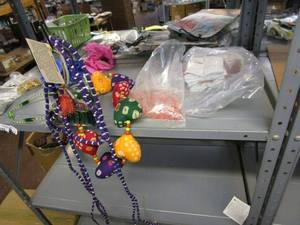 lot 22 image: RECYCLED SMALL GIFTBAGS, BAG OF HEART GLASS BEADS, HANGING HOME DECOR
