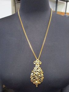 lot 184 image: VINTAGE MONET FASHION PENDANT NECLACE.