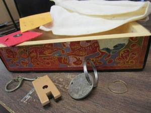 lot 190 image: 14K STAMPED DETACHED BAND, HINGED BOX WITH ORNATE DETAIL OF CATS AND BIRDS, PHONE EAR DEVICE, PERU COIN ON KEYCHAIN