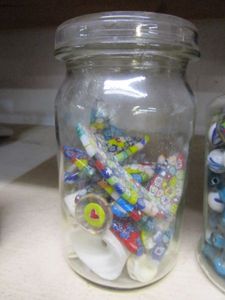 lot 186 image: GLASS JAR WITH VERTIBRE AND LARGE GLASS BEADS