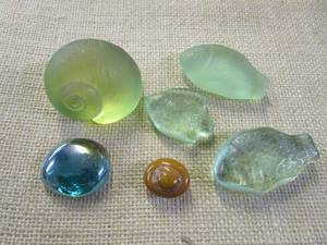 lot 259 image: GLASS AND DIFFERENT MATERIAL SHELLS
