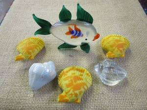 lot 265 image: GLASS HAND PAINTED FISH AND SHELLS