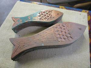 lot 338 image: HAND CARVED FISH WOOD TRINKET BOXES