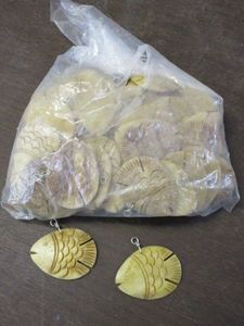 lot 395 image: GENEROUS BAG OF CARVED IVORY FISH PENDANTS