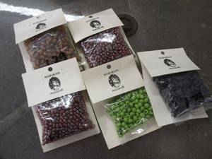lot 238 image: LOT OF GLASS BEADS NEW IN PACKAGE, MAHARANI LABELED, HAND MADE IN INDIA
