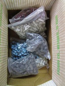 lot 289 image: MIXED LOT OF GLASS BEADS IN PACKAGING, HAND MADE IN INDIA