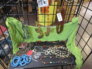 lot 323 image: MIXED LOT OF HAND MADE NECKLACES AND BRACELETS