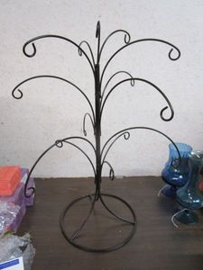 lot 329 image: METAL JEWELRY NECKLACE STAND.&nbsp