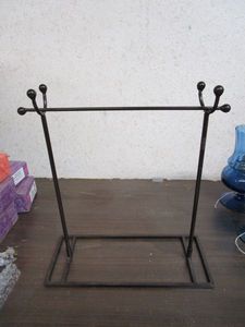 lot 330 image: BLACK METAL NECKLACEACCESSORIES STAND.&nbsp