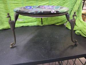 lot 364 image: IRON POT HOLDER WITH BIRD DETAIL. PLATE WITH PAINTED FRUIT DESIGN.&nbsp