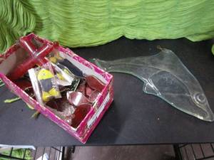lot 367 image: GLASS FISH ACCESSORIE PIECES AND LARGE CLEAR GLASS FISH