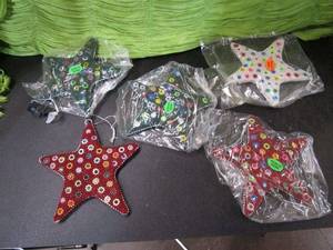 lot 369 image: SET OF 5 BEAUTIFUL HAND BEADED STAR ORNAMENTS.. NEW IN BOX. ALL PIECES COVERED IN BEADING.&nbsp