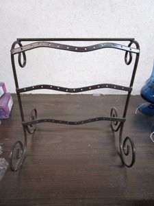 lot 370 image: BLACK METAL ACCESSORIES STAND.. HOLD EARRINGS, NECKLACES, BRACELETS.