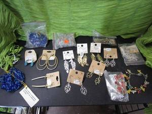 lot 382 image: EARRINGS AND BRACELET LOT