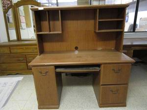 lot 415 image: WOOD DESK WITH TOP SHELVING. PULL OUT KEYBOARD DRAWER, MULTIPLE DRAWERS.&nbsp