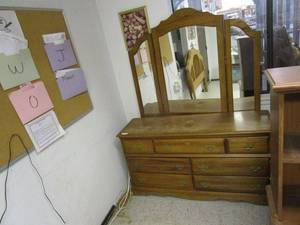 lot 416 image: DRESSER WITH 3 PART MIRROR TOP. TOP IS CURRENTLY NOT CONNECTED TO DRESSER, MIDDLE DRAWER MISSING A HANDLE, SEE PICS.