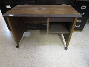 lot 421 image: WOOD DESK ON WHEELS WITH CUBBY.&nbsp
