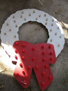 lot 64 image: ROUGHLY 49.5 CHRISTMAS WREATH DECORATION WITH LIGHTS INSTALLED