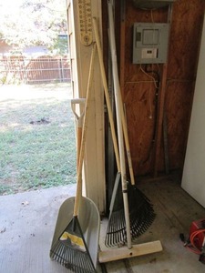 lot 49 image: LARGE LOT OF RAKES, SHOVELS, BROOM