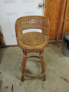 lot 50 image: VINTAGE WICKER BARSTOOL STYLE CHAIR WITH BACK