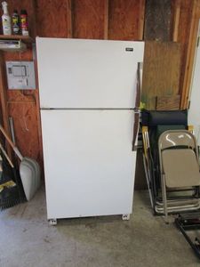 lot 7 image: UPRIGHT FRIDGETOP FREEZER, WORKING