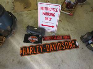 lot 31 image: HARLEY DAVIDSON SIGNS, HD LEATHER BAG WITH GOLD COLOR EMBLEM