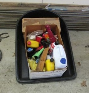 lot 48 image: BOX OF VEHICLE DETAILING PRODUCTS, OIL PAN, SMALL VINTAGE VACCUUM